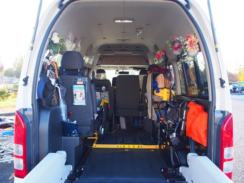 お花で飾られた車内