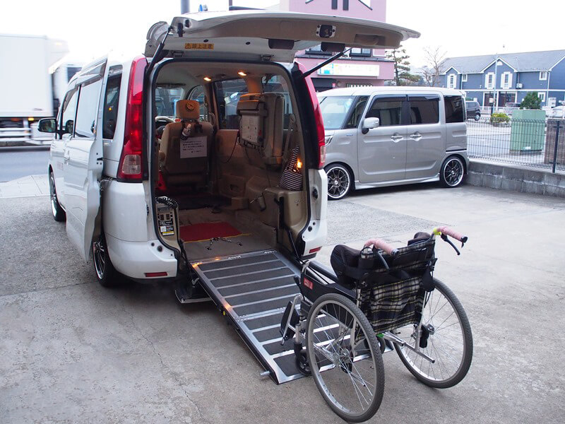 セレナのスロープと車いす