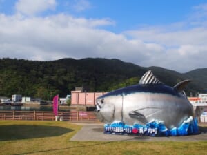 古仁屋港にあるマグロのオブジェ