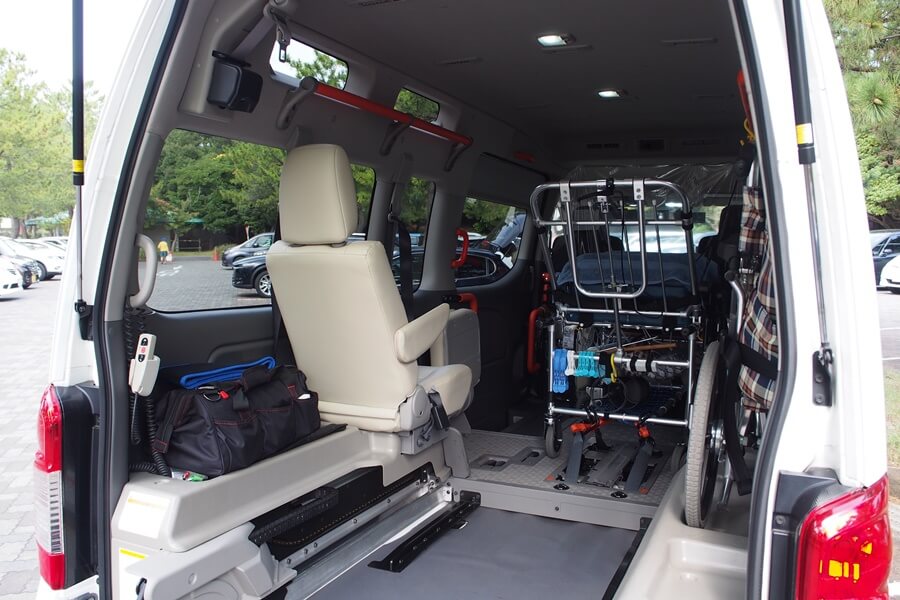 キャラバンの車内