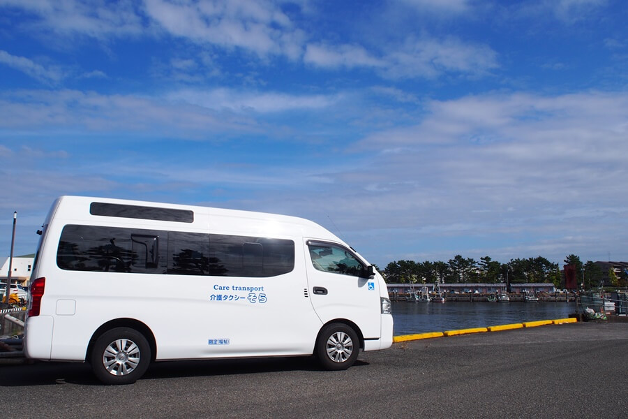 小柴漁港で撮影した介護タクシーそらの車両