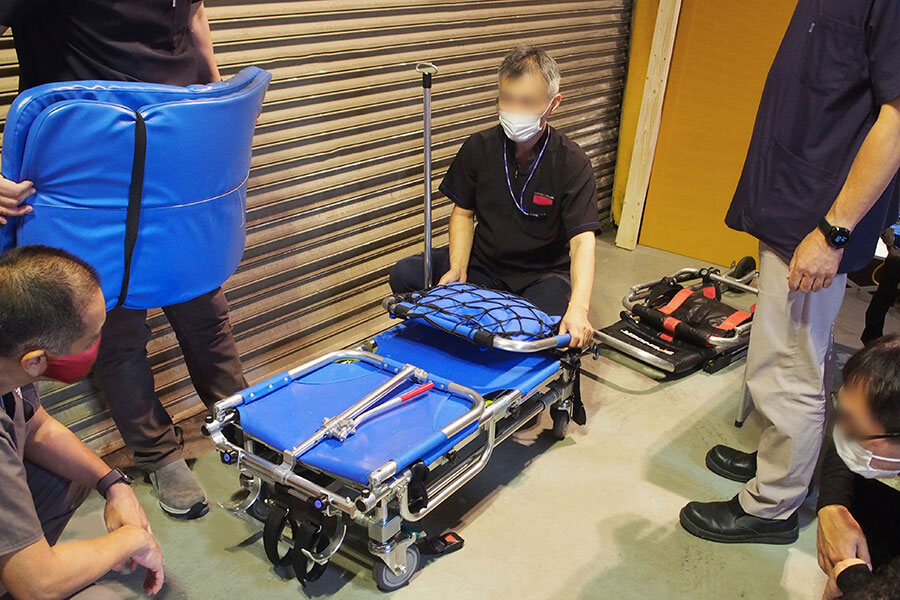 機材の説明をする参加者