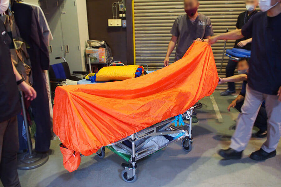 ストレッチャーの雨除け