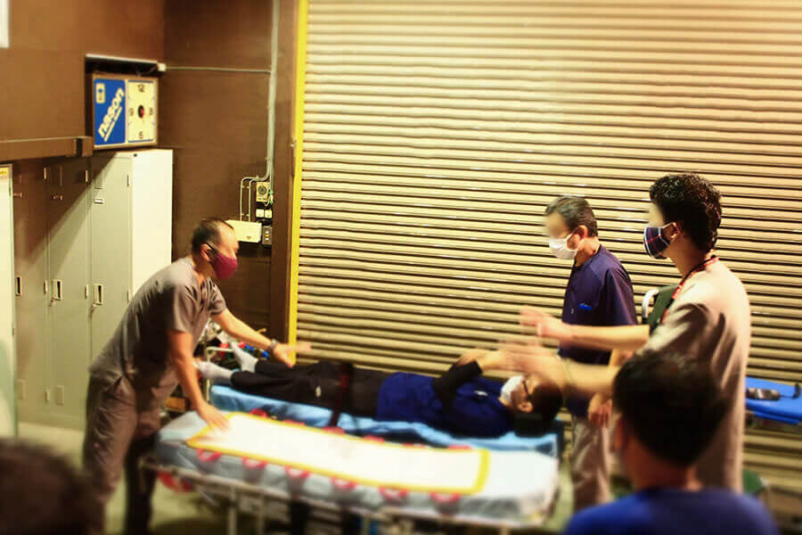 ストレッチャーへの移乗訓練