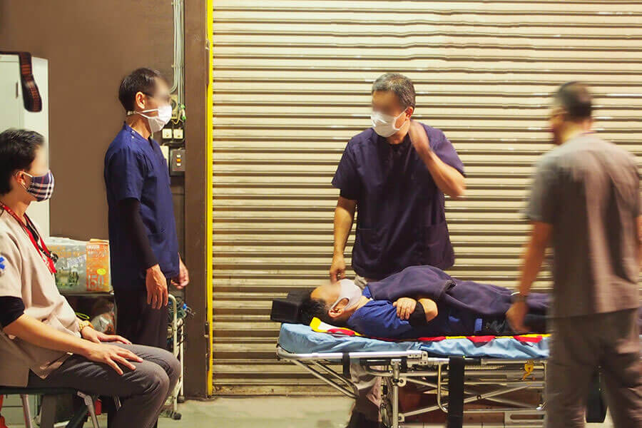 意見を出し合いながら研修を行う