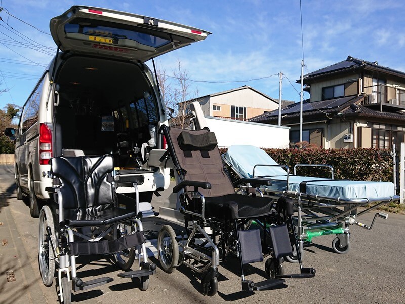 車両後部内と機材