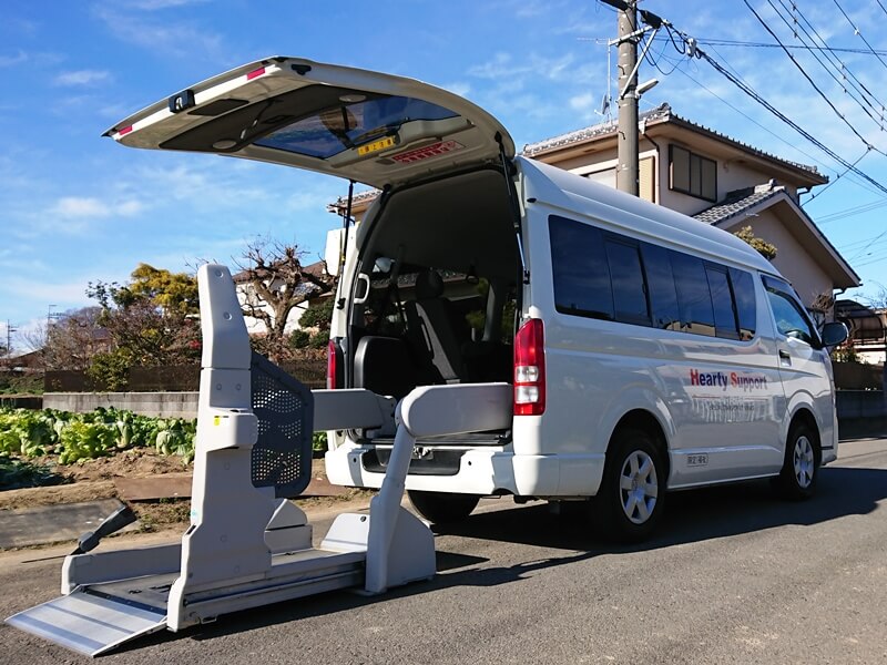 介護車両のハイエース後部リフト