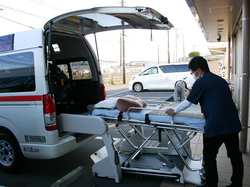 ストレッチャー乗車中