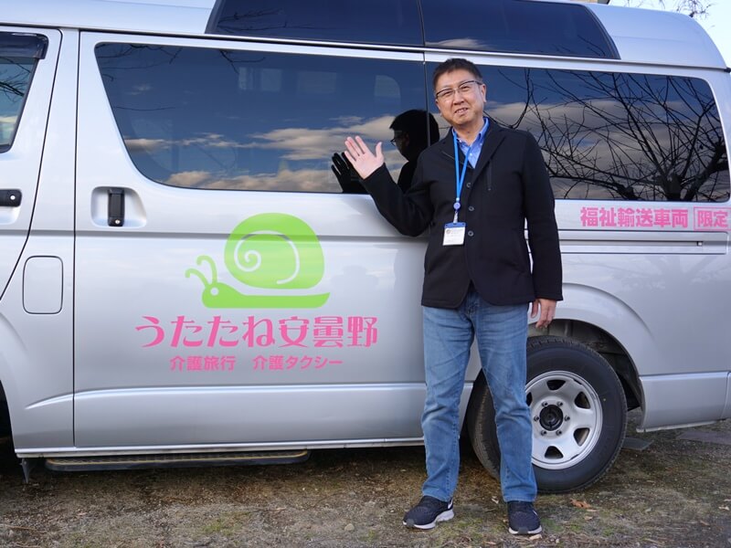 介護車両のハイエースと介護福祉士の妹尾さん