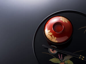 漆塗りの椀と盆と箸