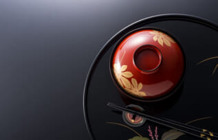 漆塗りの椀と盆と箸