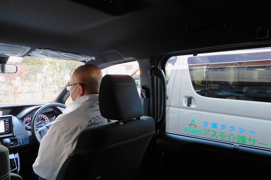 感染対策で車内のインタビュー