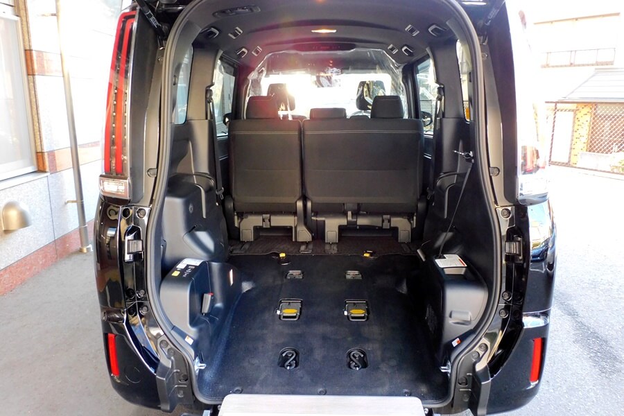 エスクァイア車内