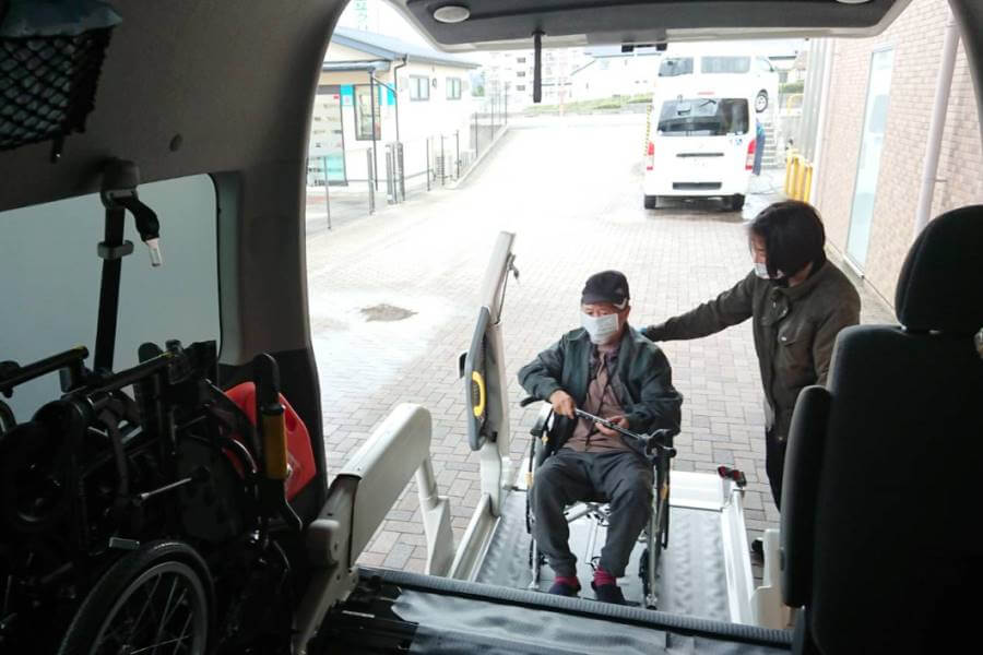 リフトを操作する松本さん