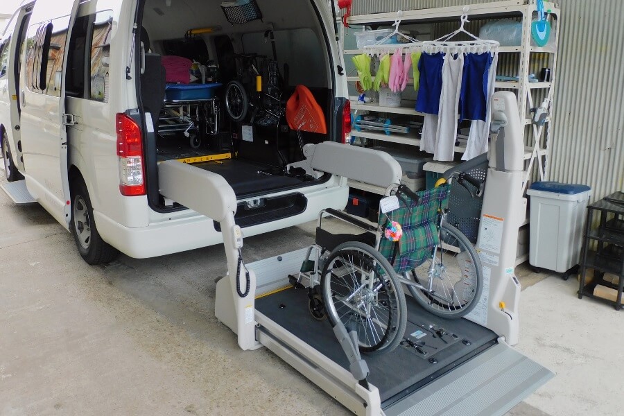 大型車いすに対応している電動リフト