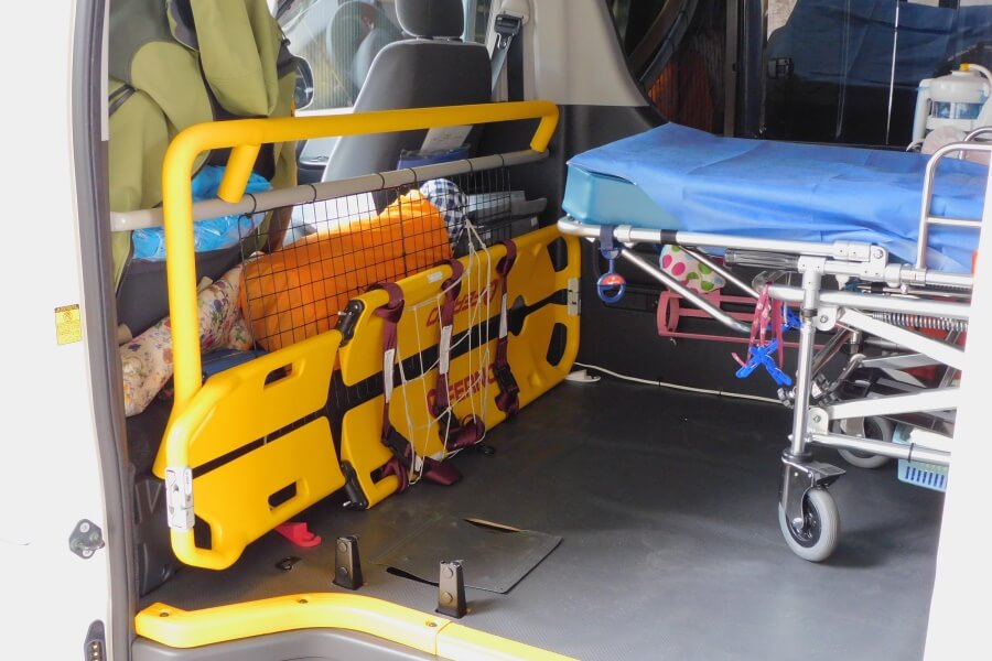 ハイエース車内に置かれたスクープストレッチャー