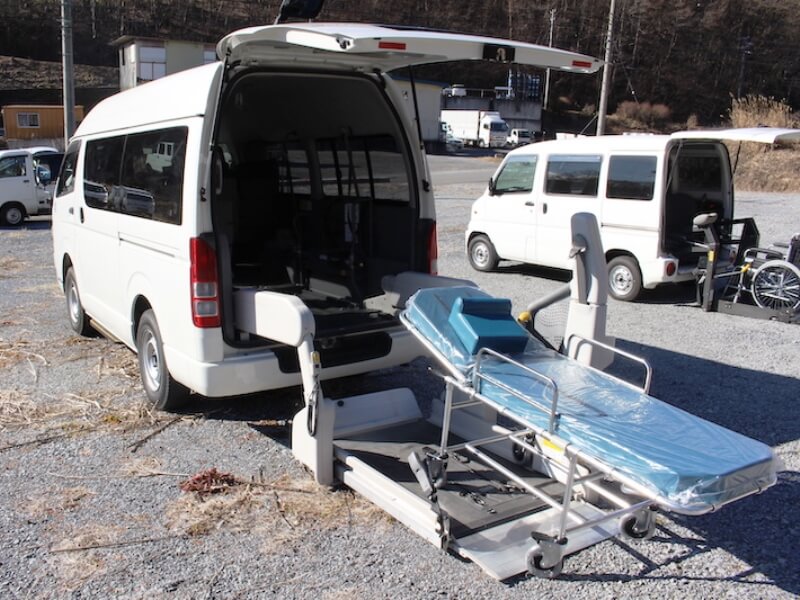 ハイエース後部リフトストレッチャー搬入中