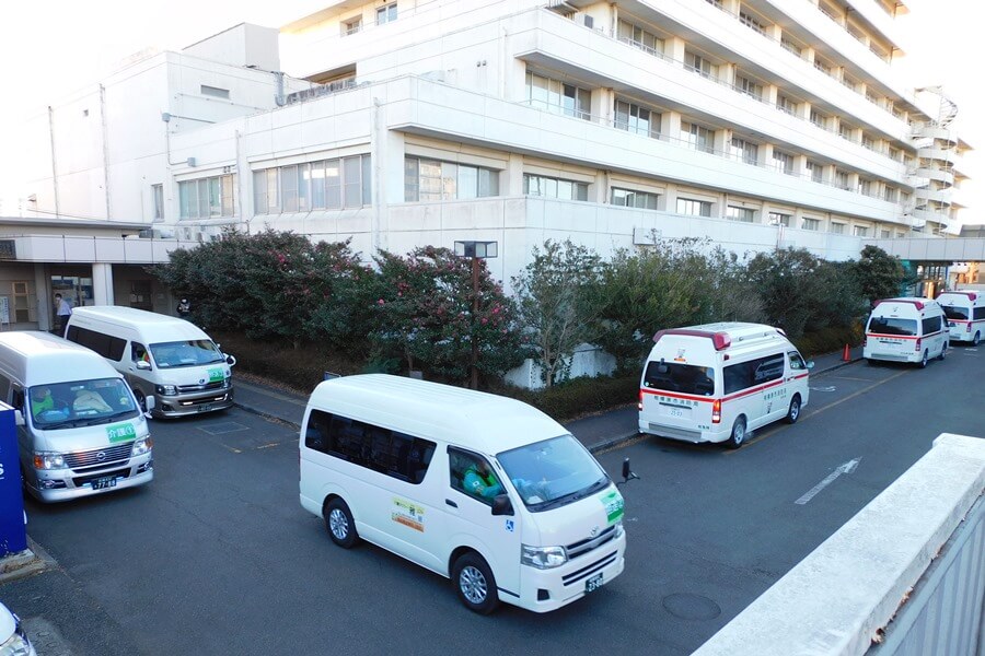 救急入口で待機