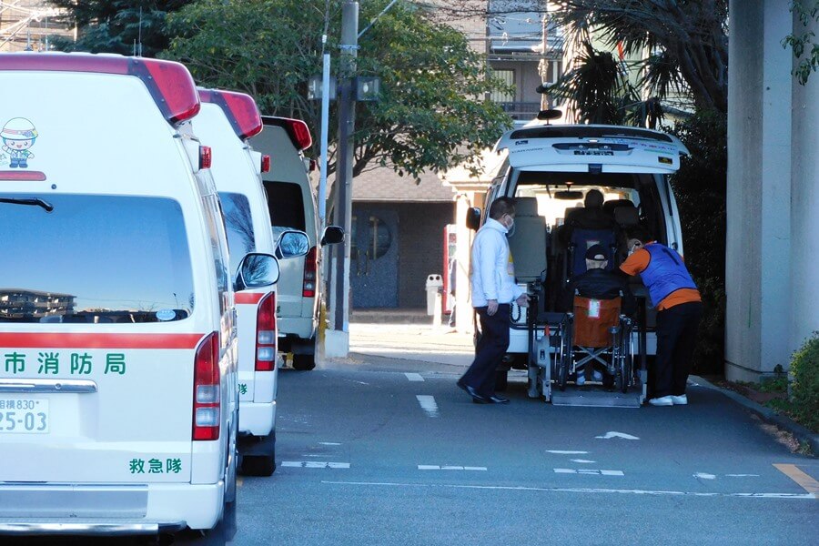 救急車とともに搬送を行う