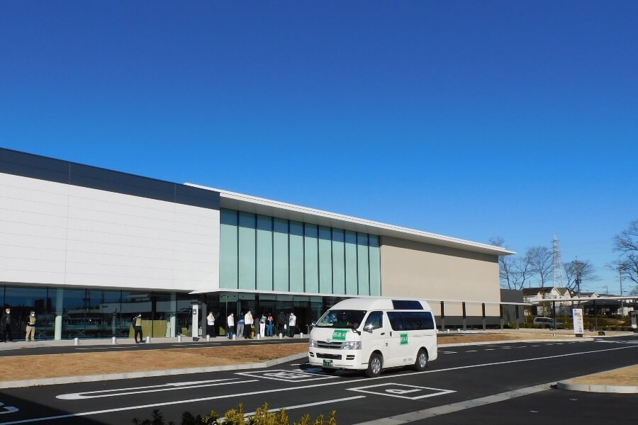 新病院へ到着する介護タクシー
