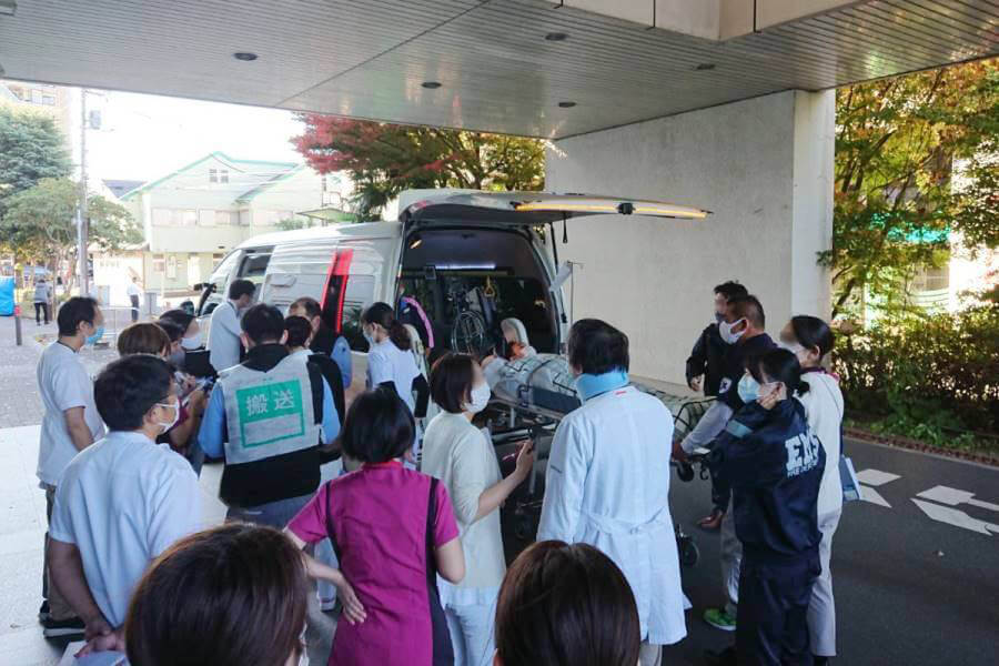 リハーサルで車両を確認する病院スタッフ